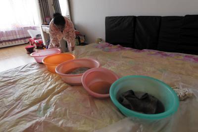 沿河楼上漏水，住户失联，小区没物管，业主维权难！律师来支招……